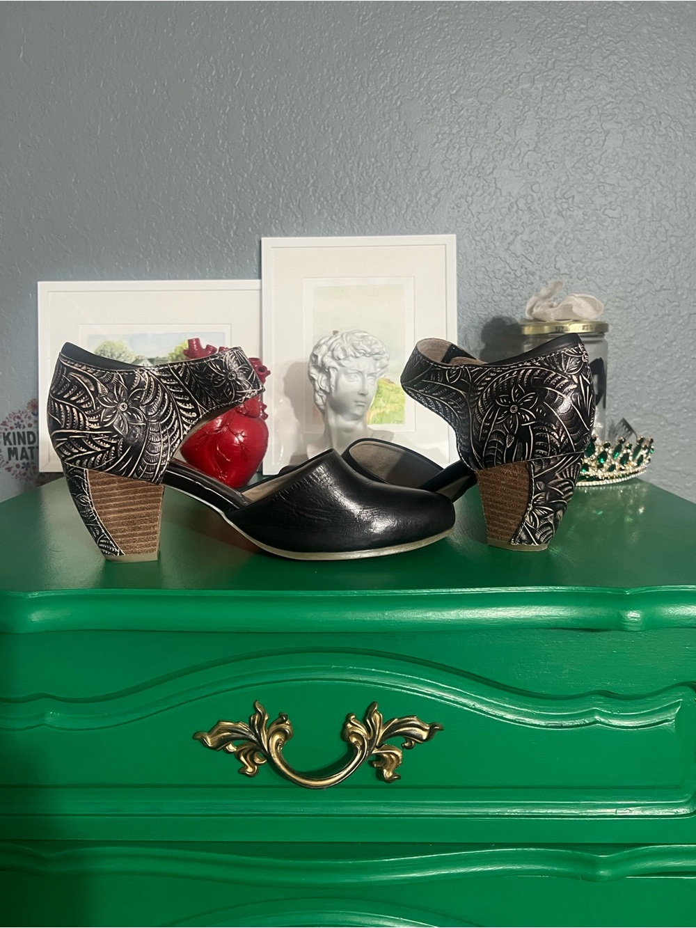 L’ARTISTE BY SPRING STEP BLACK FLORAL EMBOSSED LEATHER HEELS SIZE 9 BOHO ARTISAN